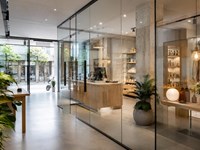 7 beneficios de usar vidrio en la reforma de tu local comercial