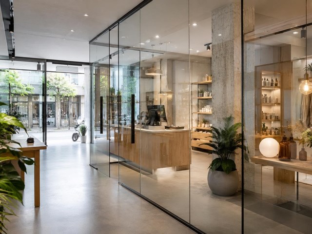7 beneficios de usar vidrio en la reforma de tu local comercial