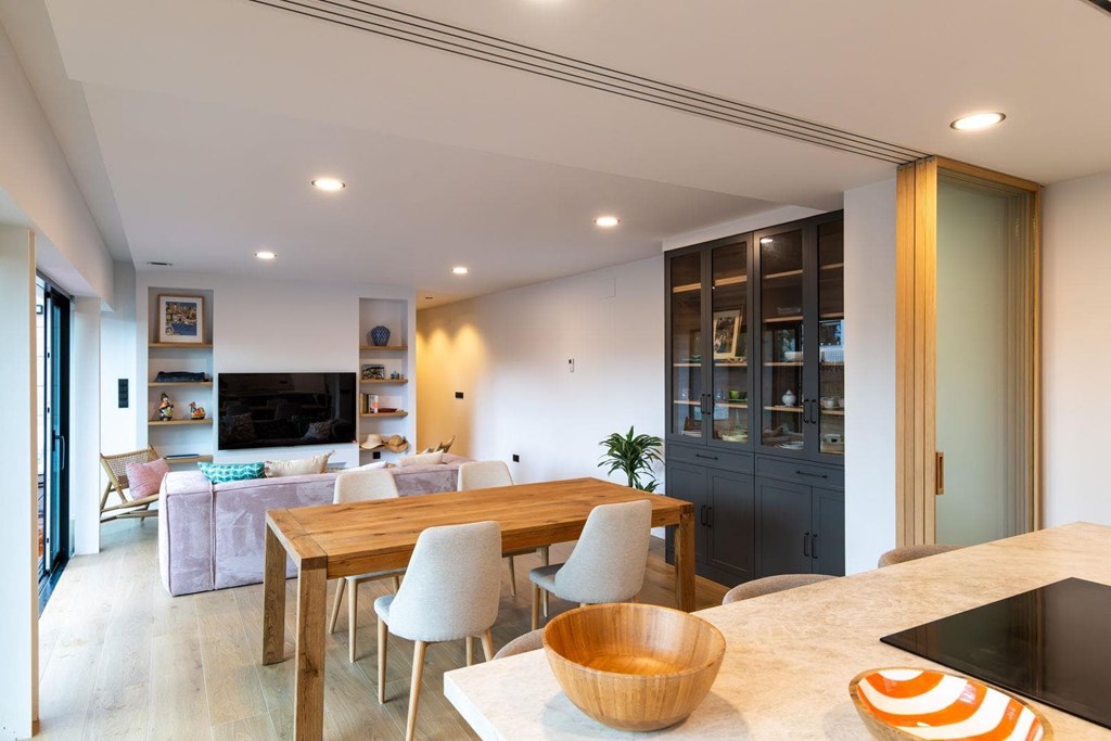 Cocina abierta al salón: 7 beneficios y cosas a tener en cuenta