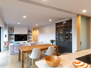Cocina abierta al salón: 7 beneficios y cosas a tener en cuenta