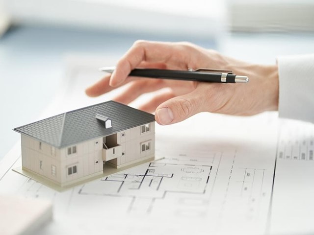 ¿Cuáles son los aspectos legales y permisos necesarios para las reformas en viviendas?