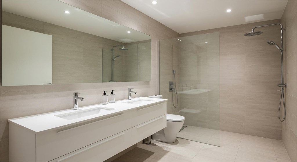 ¿Cuáles son los errores más habituales al reformar un baño pequeño y cómo evitarlos?
