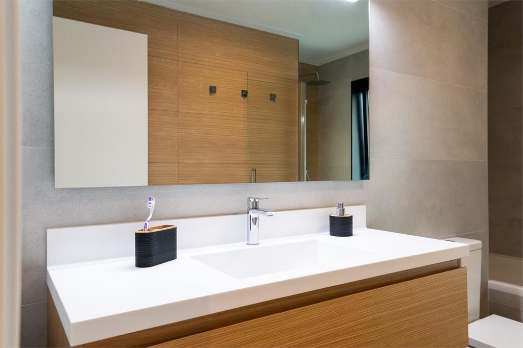 Microcemento vs. azulejo en el baño: ¿cuál elegir?