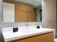 Microcemento vs. azulejo en el baño: ¿cuál elegir?